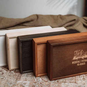Handgefertigte Holzgeschenkbox für Fotos bis 13x19 cm. Ideal für Fotografen, Brautpaare & hochwertige Bildübergaben. Natürlich, elegant & perfekt für besondere Erinnerungen.