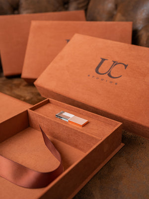 Premium Softtouch Box für Fotografinnen – stilvolle Übergabe von Hochzeitsbildern in Kupferfarben