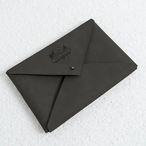 Vegan leather envelope in anthracite – front with engraving