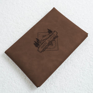 Vegan leather envelope in walnut – back with engraving