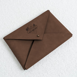 Vegan leather envelope in walnut – front with engraving