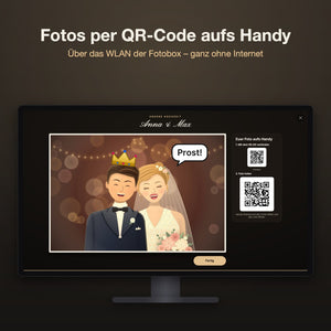 Ergebnisseite mit dem Foto des Brautpaars als Abzug, er im dunklen Anzug mit Fliege und digitaler Krone, sie im Brautkleid mit Schleier, dazu die Sprechblase „Prost!“; daneben zwei QR-Codes: mit dem WLAN der Fotobox verbinden und das Foto aufs Handy holen
