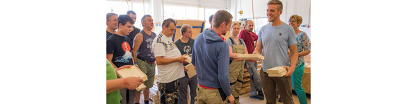 Team der Behindertenwerkstatt Allgäu Holzgeschenkbox für Fotos